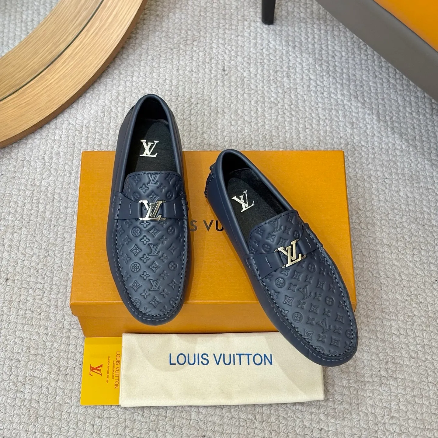 Men's men's shoes 💰420 (Yangli) LV 2⃣️0⃣️2⃣️5️⃣Spring and summer counter GLORIA series models ✈️Original factory special leather production, original last type. A classic driving slip-on casual shoe that shows an elegant style with exquisite craftsmanship details such as Monogram embossing all over the upper🌀Italian imported calfskin fabric Sheepskin foot pads➕Inside～Private mold replica sole Unique style Comfortable driving slip-on Size: 4-12 (38-46) Comes with [Counter packaging: original box, wrapping paper, card, instruction manual, shoehorn, cloth bag] No pressure to enter and leave the counter!